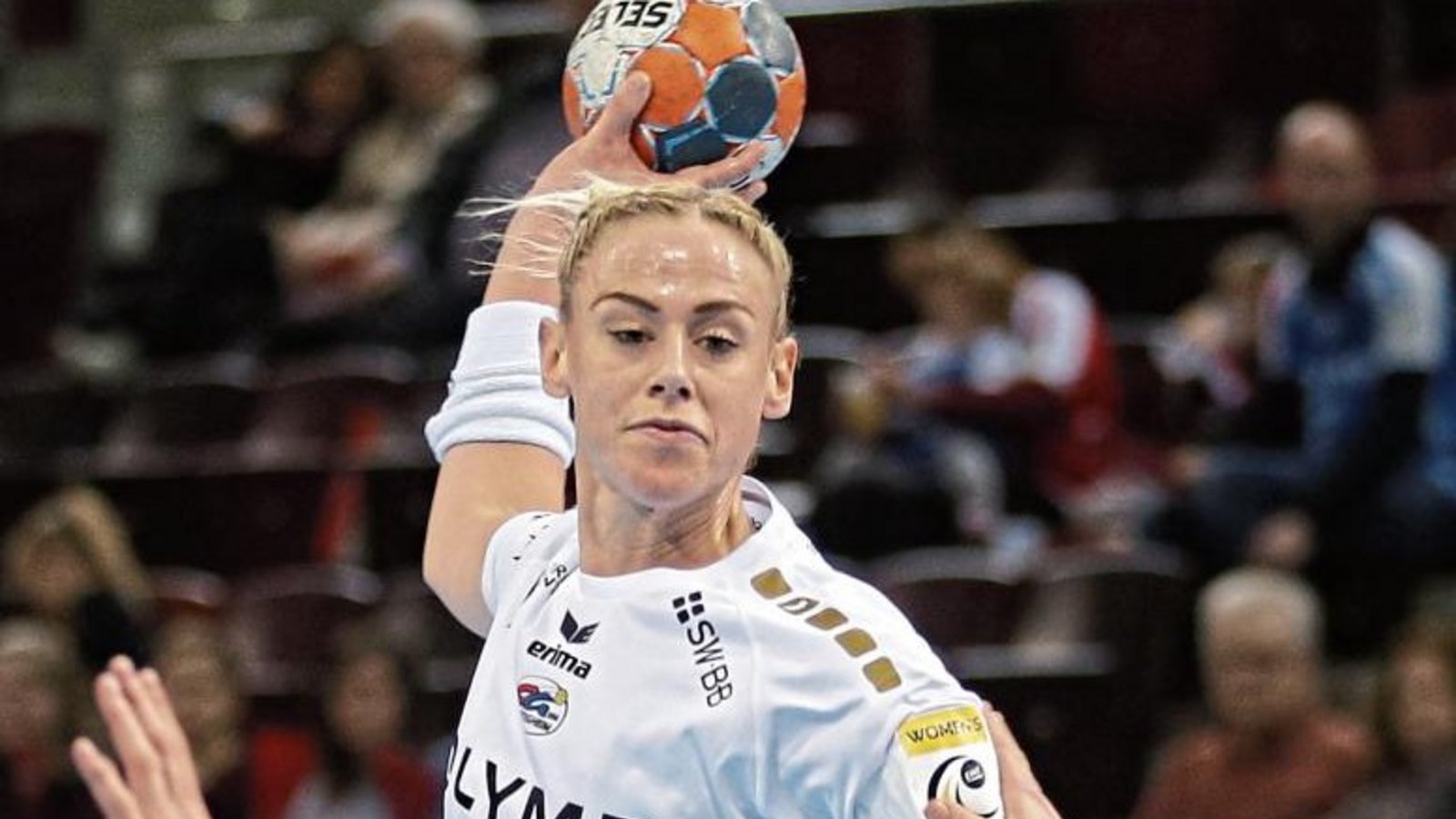 Maura Visser (links) hat jahrelang vollen Einsatz gebracht. Doch zum Ende ihrer Karriere als Profi-Handballerin gibt es einen ganz leisen Abschied von der internationalen Bühne. Foto: Baumann Maura Visser (links) hat jahrelang vollen Einsatz gebracht. Doch zum Ende ihrer Karriere als Profi-Handballerin gibt es einen ganz leisen Abschied von der internationalen Bühne. Foto: Baumann