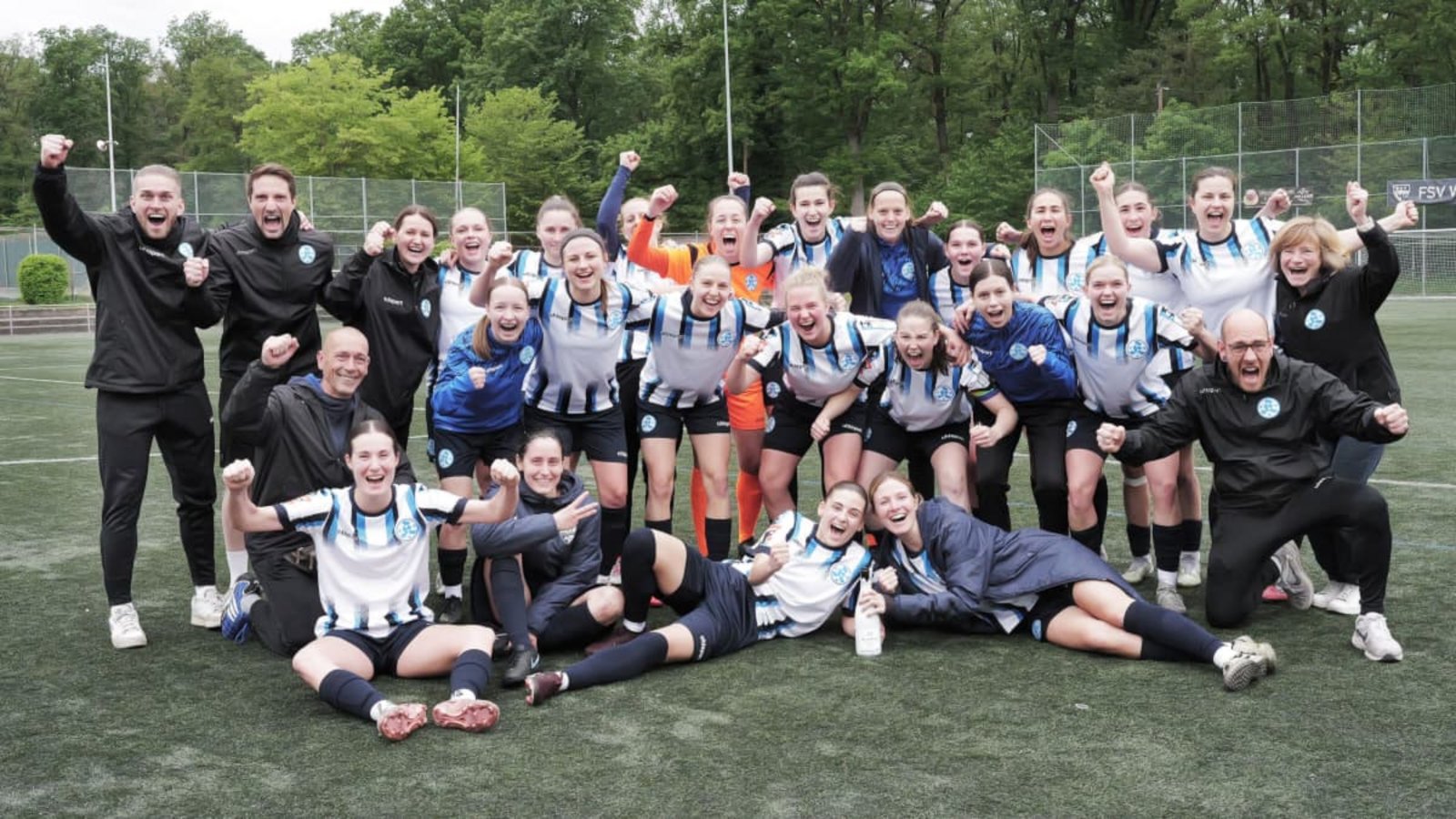 Verdient gebrüllt: Die Frauen des FSV Waldebene Ost sind eindrucksvoll Meister geworden.Günter E. Bergmann - Photograph Verdient gebrüllt: Die Frauen des FSV Waldebene Ost sind eindrucksvoll Meister geworden.Günter E. Bergmann - Photograph