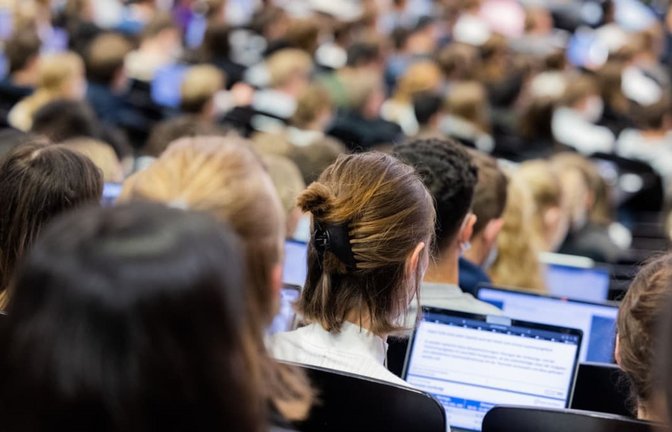 Studenten im Hörsaal: Ihre Lebenshaltungskosten liegen durchschnittlich bei 990 Euro im Monat.<span class='image-autor'>dpa/Rolf Vennenbernd</span>