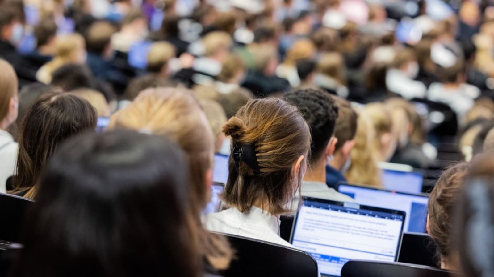 Studenten im Hörsaal: Ihre Lebenshaltungskosten liegen durchschnittlich bei 990 Euro im Monat.dpa/Rolf Vennenbernd