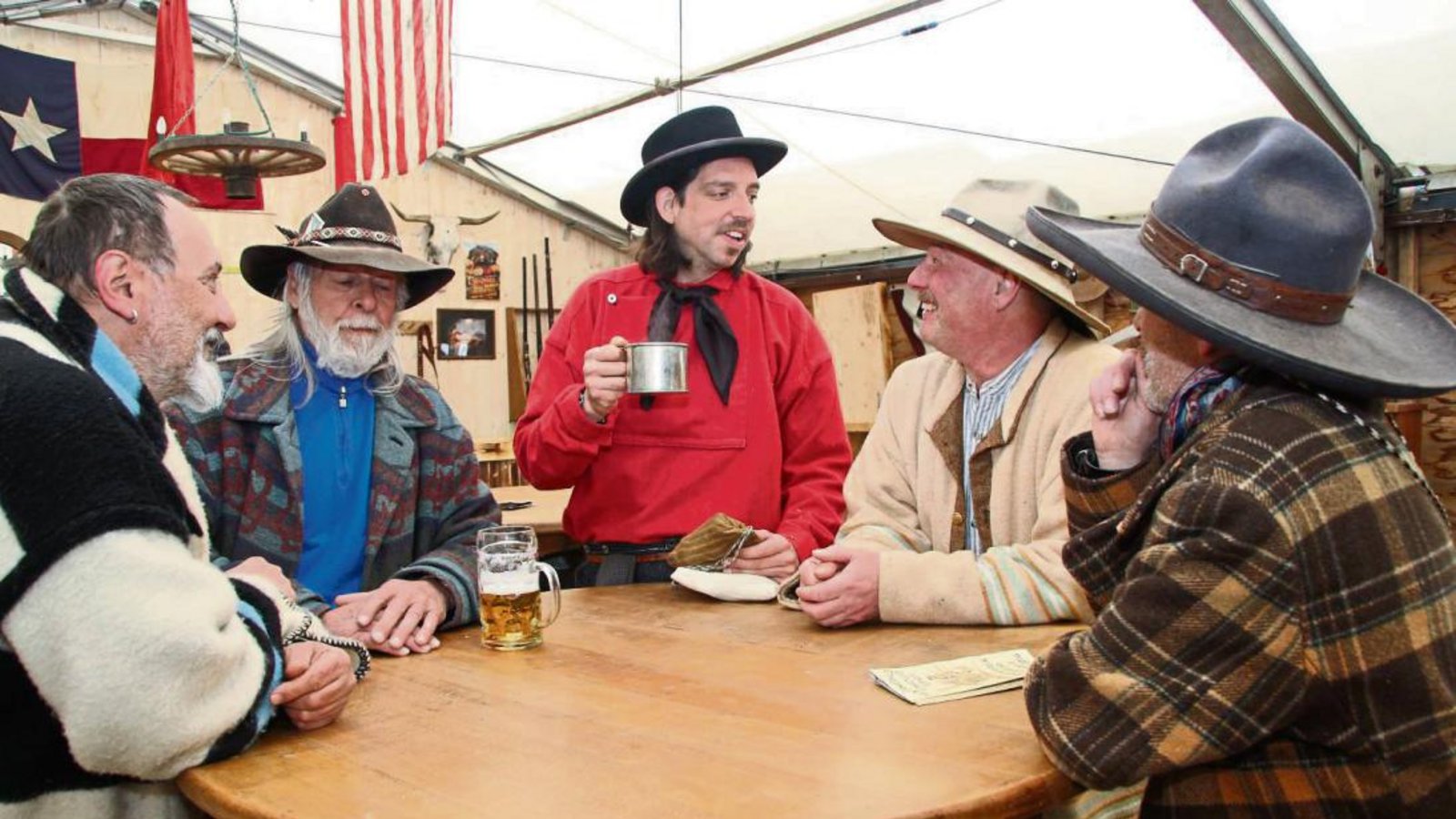 Im Herzstück des Zeltlagers, dem Saloon, können sich Cowboys und Trapper aufwärmen und stärken. Fotos: Banholzer Im Herzstück des Zeltlagers, dem Saloon, können sich Cowboys und Trapper aufwärmen und stärken. Fotos: Banholzer