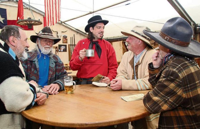 Im Herzstück des Zeltlagers, dem Saloon, können sich Cowboys und Trapper aufwärmen und stärken.  Fotos: Banholzer