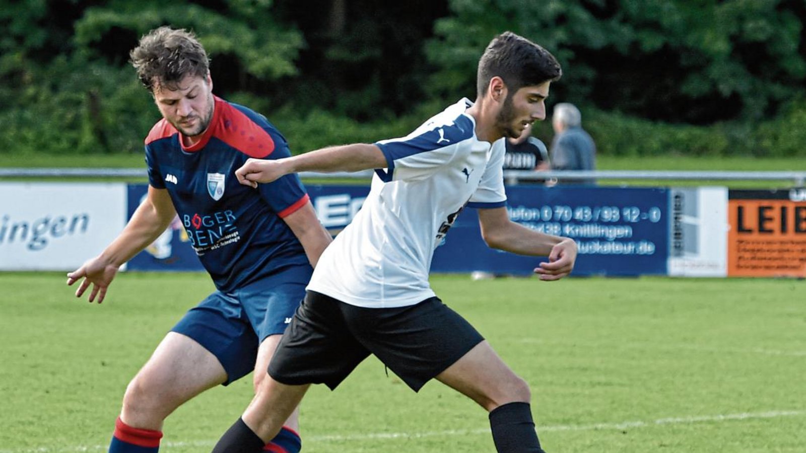 Da Thomas Renz (links) einen Schritt zu spät kommt, kann er Vaihingens Harun Beldek nur noch mit einem Foul stoppen. Foto: Leitner