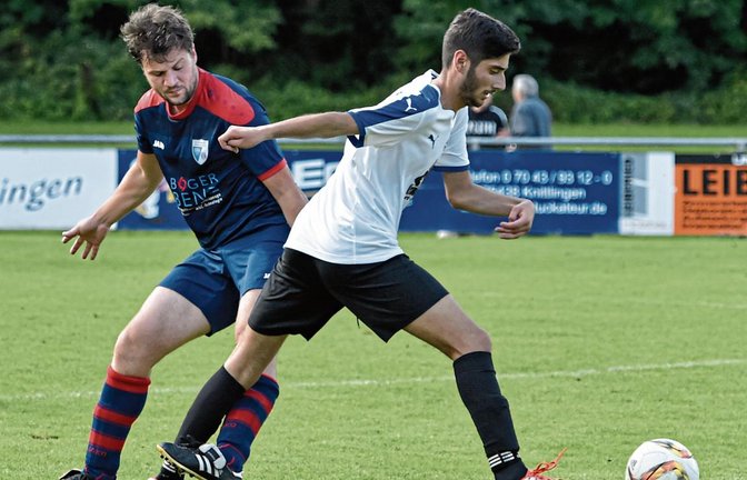 Da Thomas Renz (links) einen Schritt zu spät kommt, kann er Vaihingens Harun Beldek nur noch mit einem Foul stoppen. Foto: Leitner