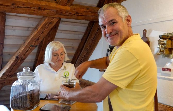 Lia Schatz mit einem Besucher beim Kaffeemahlen und Schätzen. <span class='image-autor'>Foto: p</span>