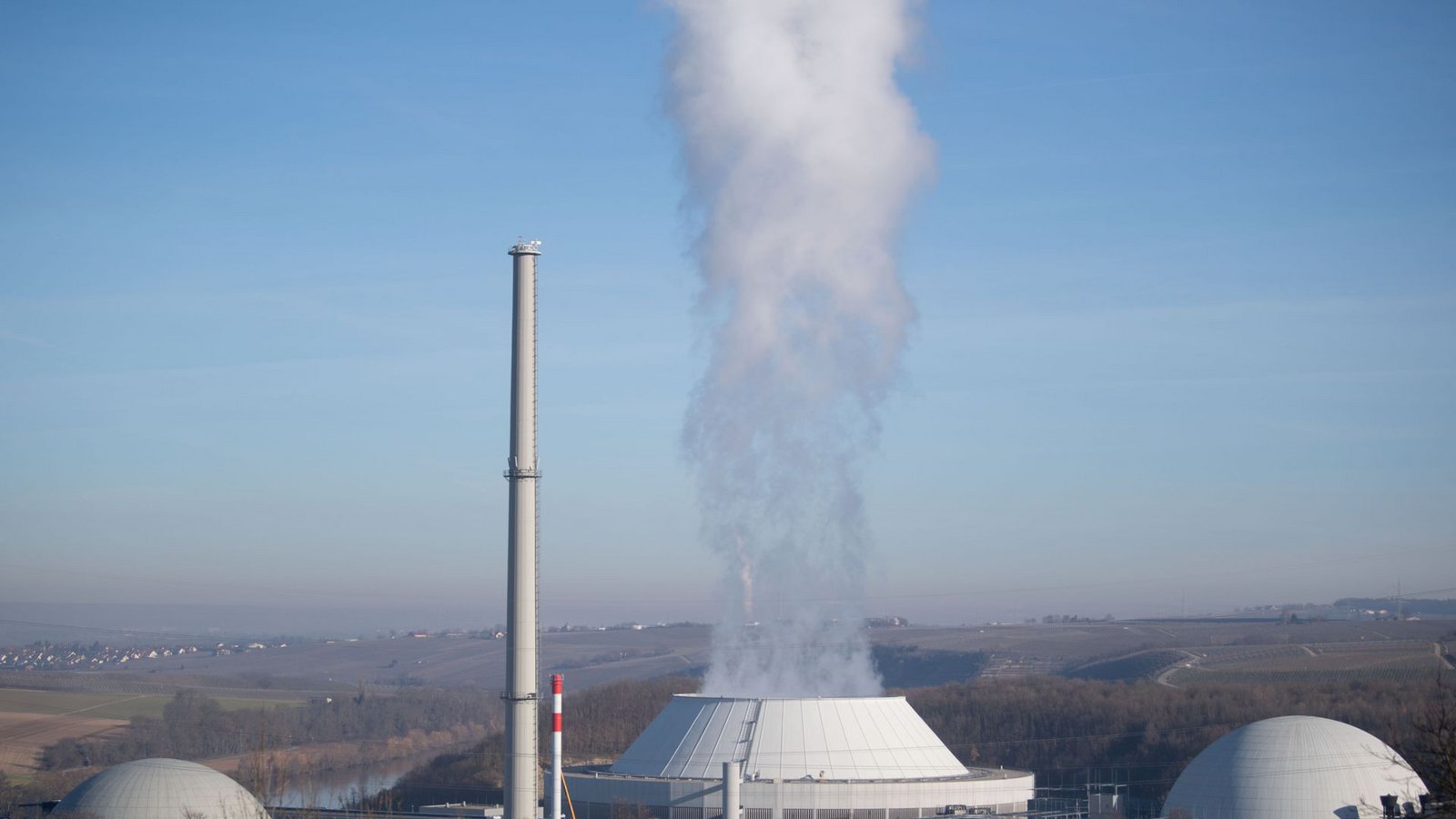 Dampf kommt aus dem Kühlturm (Mitte) von Block 2 des Kernkraftwerks Neckarwestheim, daneben sind Block 1 (links) und Block 2 (rechts) zu sehen.Foto: dp/Marijan Murat