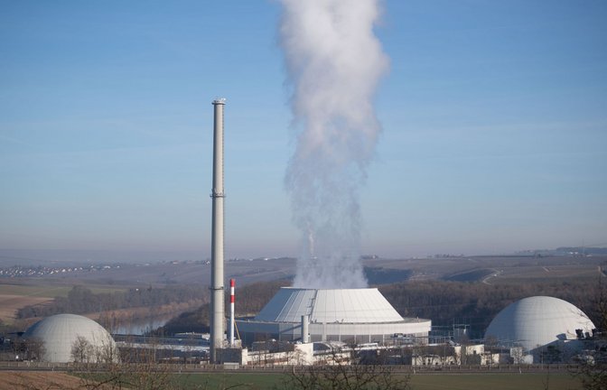 Dampf kommt aus dem Kühlturm (Mitte) von Block 2 des Kernkraftwerks Neckarwestheim, daneben sind Block 1 (links) und Block 2 (rechts) zu sehen.<span class='image-autor'>Foto: dp/Marijan Murat</span>