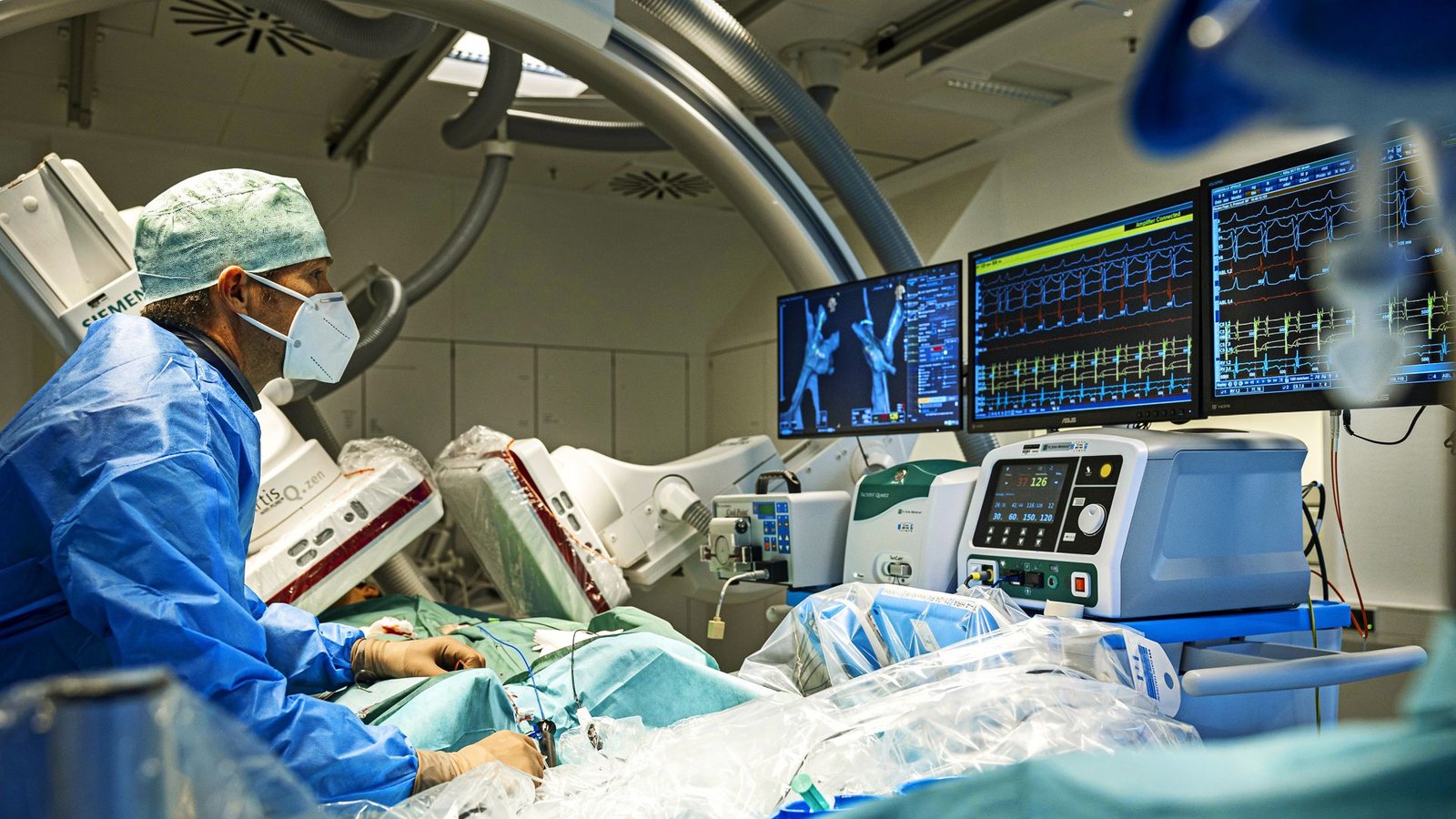 Kardiologen wie Gunter Kerst versuchen die Herzmuskelzellen, die  den unregelmäßigen Herzschlag auslösen,  mittels eines Katheters punktgenau zu verödenFoto: Klinikum Stuttgart/Tobias Grosser