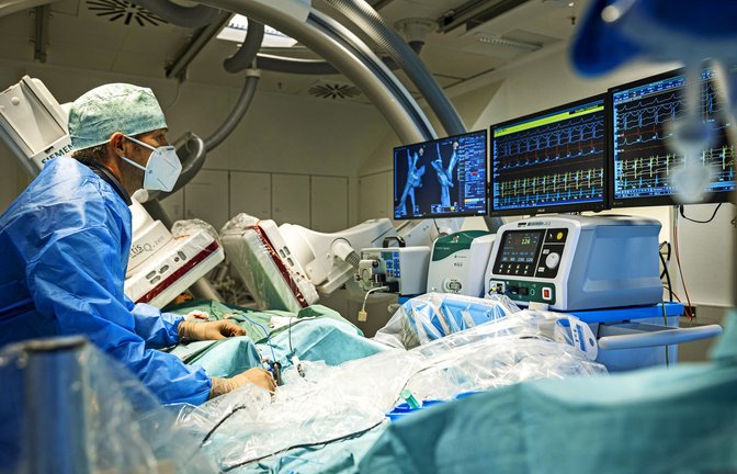 Kardiologen wie Gunter Kerst versuchen die Herzmuskelzellen, die  den unregelmäßigen Herzschlag auslösen,  mittels eines Katheters punktgenau zu veröden<span class='image-autor'>Foto: Klinikum Stuttgart/Tobias Grosser</span>
