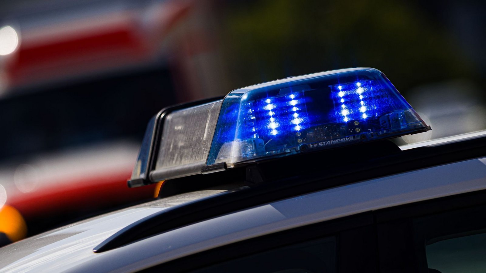 Auf der B3 ist es ereut zu einem schweren Unfall gekommen (Symbolbild).Foto: Moritz Frankenberg/dpa Auf der B3 ist es ereut zu einem schweren Unfall gekommen (Symbolbild).Foto: Moritz Frankenberg/dpa