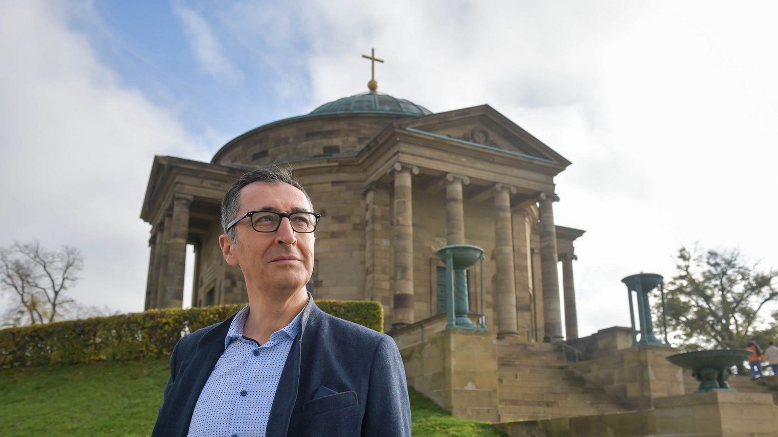 Cem Özdemir wenige Tage nach Bekanntgabe seiner Kandidatur vor der Württembergischen Grabkapelle.Foto: LICHTGUT