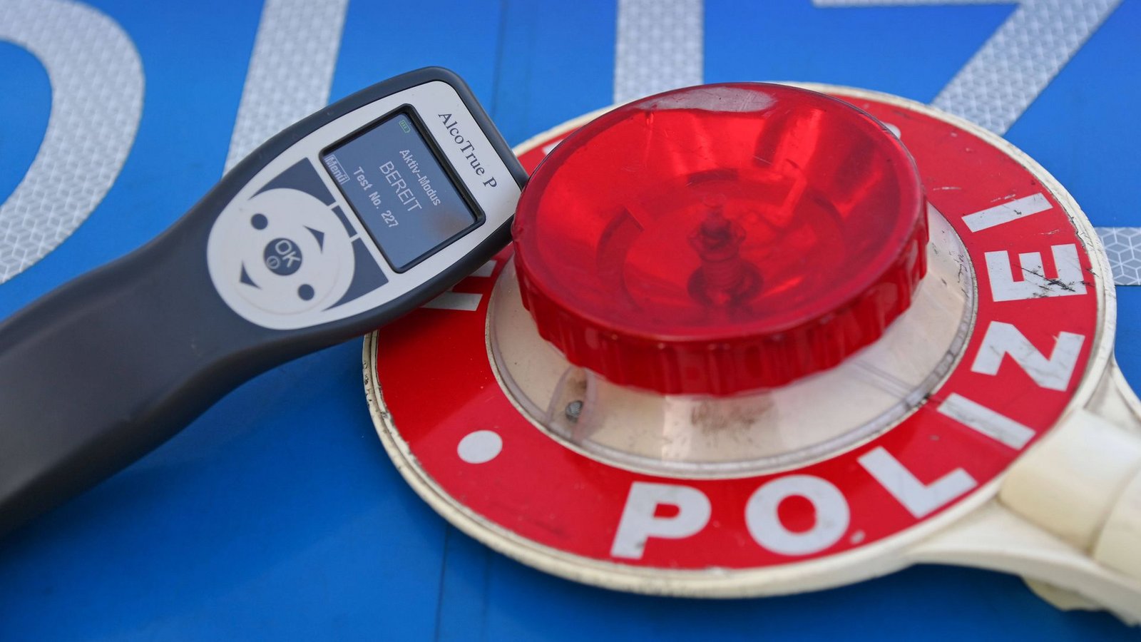 Die Polizei stoppt einen Kleinlaster samt Anhänger – und entdeckt dabei gleich noch weitere Verstöße (Symbolfoto).Foto: IMAGO/Sven Simon/IMAGO/Frank Hoermann / SVEN SIMON