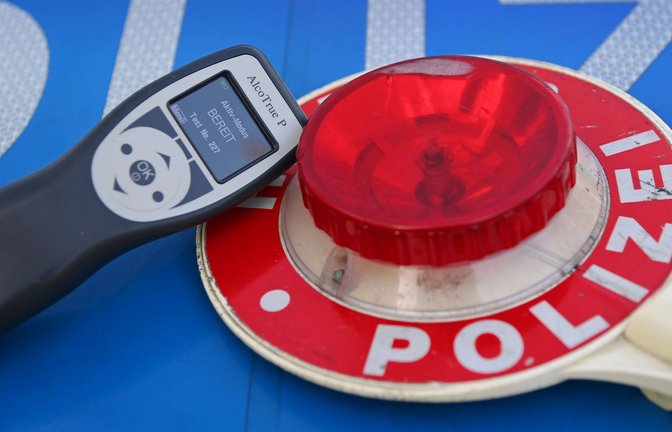 Die Polizei stoppt einen Kleinlaster samt Anhänger – und entdeckt dabei gleich noch weitere Verstöße (Symbolfoto).<span class='image-autor'>Foto: IMAGO/Sven Simon/IMAGO/Frank Hoermann / SVEN SIMON</span>