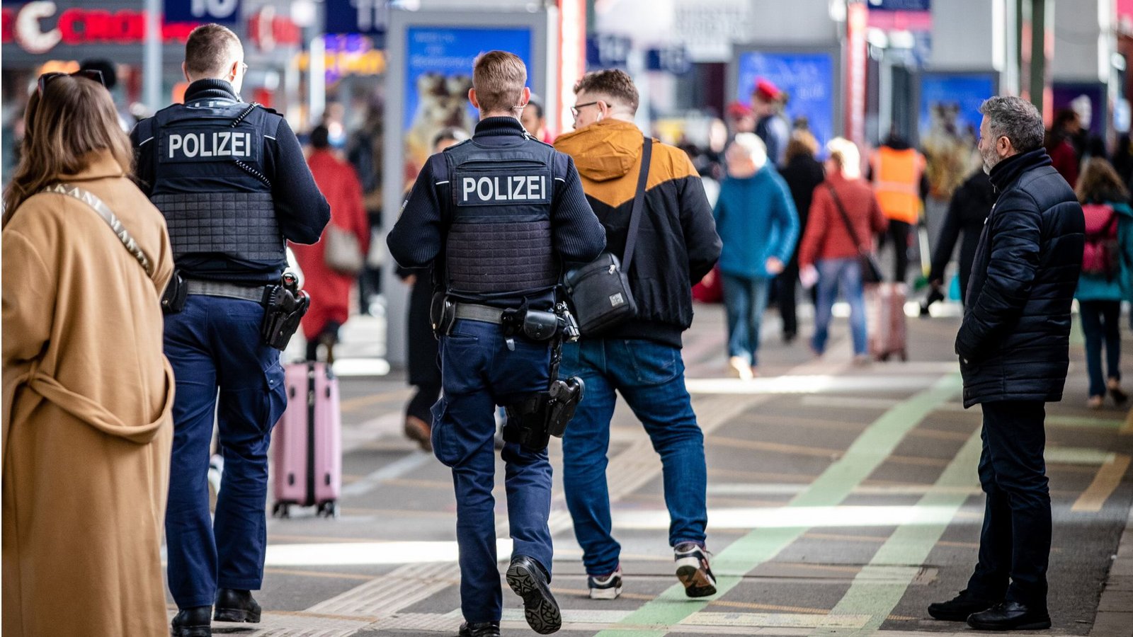 Kontrolliert die Polizei – hier am Stuttgarter Hauptbahnhof – bald auch im größeren Stil in den Zügen auf der Suche nach Waffen?Foto: dpa/Christoph Schmidt