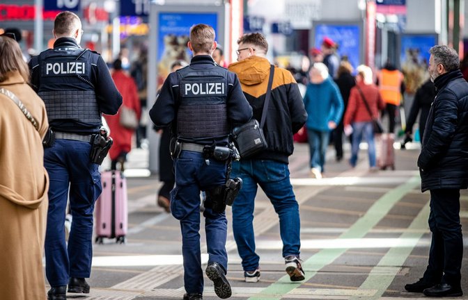 Kontrolliert die Polizei – hier am Stuttgarter Hauptbahnhof – bald auch im größeren Stil in den Zügen auf der Suche nach Waffen?<span class='image-autor'>Foto: dpa/Christoph Schmidt</span>