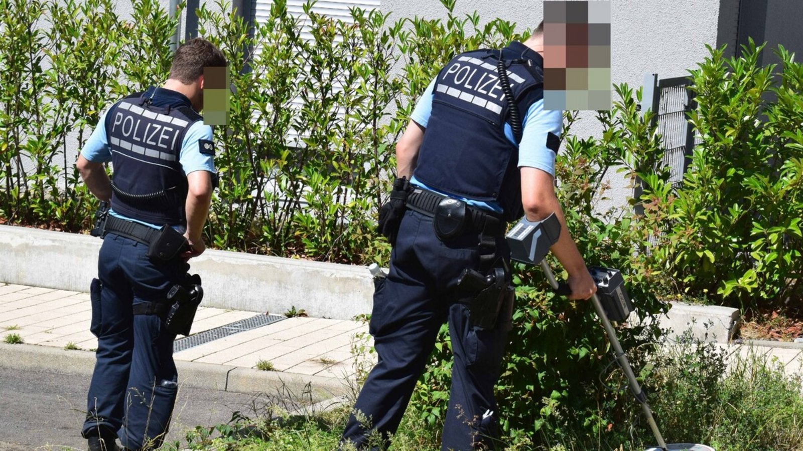 Die Polizei sucht in Giebel mit Metalldetektoren nach Spuren.Foto: SDMG/Dettenmeyer