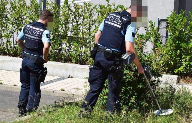 Die Polizei sucht in Giebel mit Metalldetektoren nach Spuren.<span class='image-autor'>Foto: SDMG/Dettenmeyer</span>