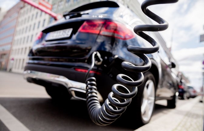Für viele Autofahrer, die über den Umstieg auf Elektro nachdenken, ist es die entscheidende Frage: Wo kann ich unterwegs laden, wenn der Akku leer ist?<span class='image-autor'>Foto: dpa/Christoph Soeder</span>