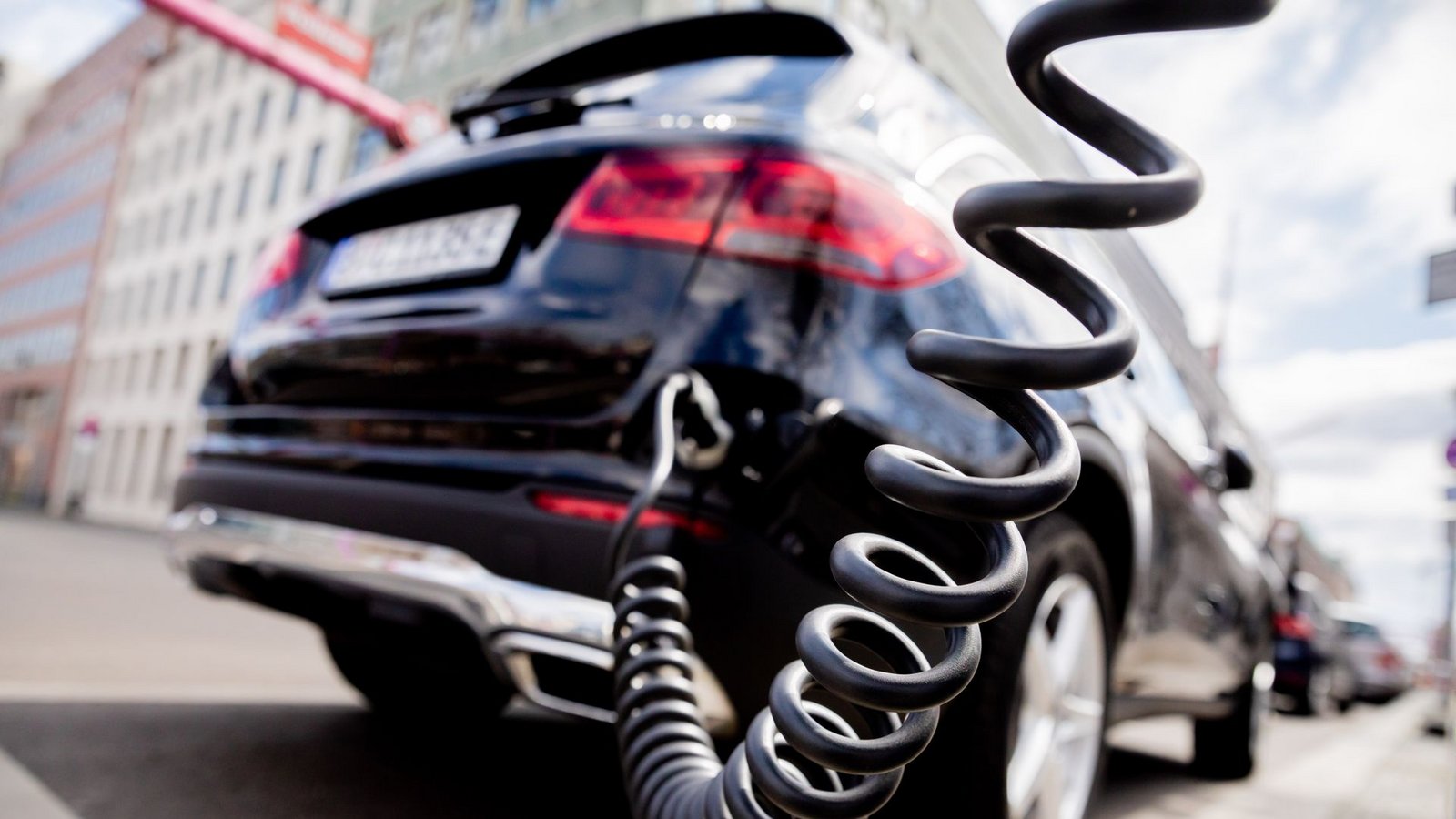 Für viele Autofahrer, die über den Umstieg auf Elektro nachdenken, ist es die entscheidende Frage: Wo kann ich unterwegs laden, wenn der Akku leer ist?Foto: dpa/Christoph Soeder Für viele Autofahrer, die über den Umstieg auf Elektro nachdenken, ist es die entscheidende Frage: Wo kann ich unterwegs laden, wenn der Akku leer ist?Foto: dpa/Christoph Soeder
