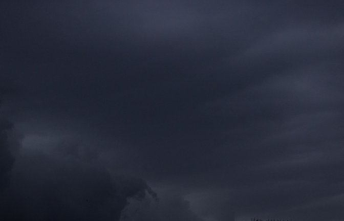 Regenwolken sind am Abendhimmel über einem Haus in Köln zu sehen.<span class='image-autor'>Foto: A3508 Rolf Vennenbernd/dpa</span>