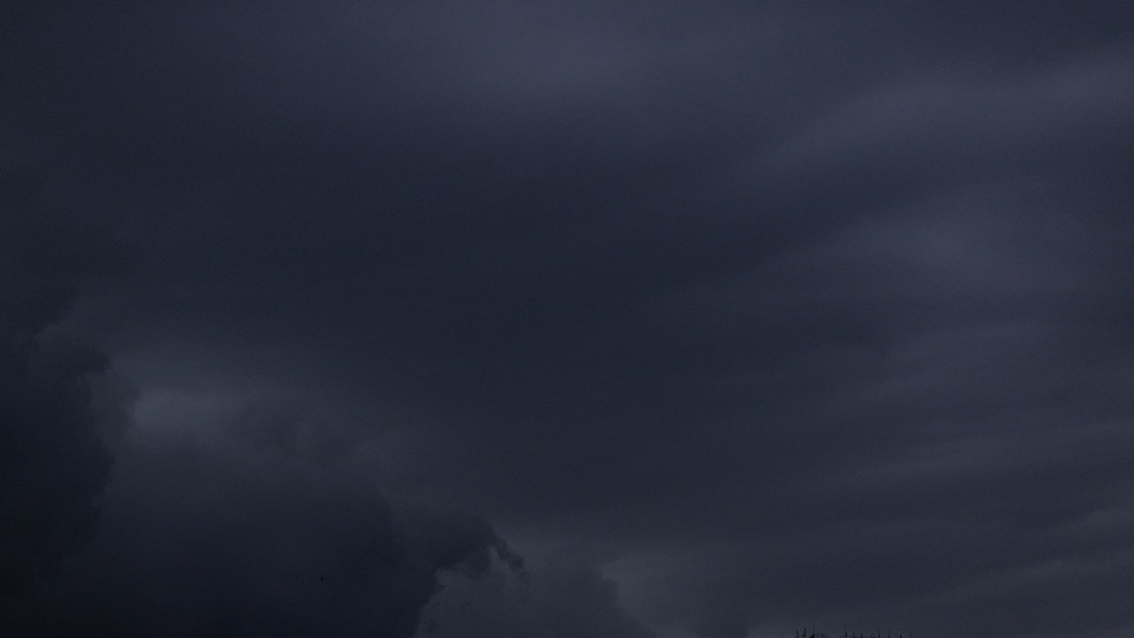 Regenwolken sind am Abendhimmel über einem Haus in Köln zu sehen.Foto: A3508 Rolf Vennenbernd/dpa