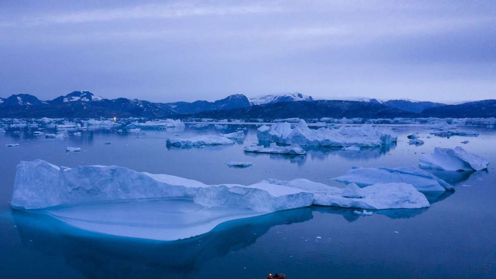Schmelzende Pole: Die Fläche des Arktischen Ozeans, die auch im Sommer mit Eis bedeckt ist, ist seit Ende der 1970er Jahre um ein Viertel geschrumpft (Bild: Ein kleines Boot schwimmt inmitten eines Eisbergfeldes im grönländischen Kulusuk. Grönland ist besonders vom Klimawandel betroffen).Foto: Felipe Dana/AP/dpa Schmelzende Pole: Die Fläche des Arktischen Ozeans, die auch im Sommer mit Eis bedeckt ist, ist seit Ende der 1970er Jahre um ein Viertel geschrumpft (Bild: Ein kleines Boot schwimmt inmitten eines Eisbergfeldes im grönländischen Kulusuk. Grönland ist besonders vom Klimawandel betroffen).Foto: Felipe Dana/AP/dpa