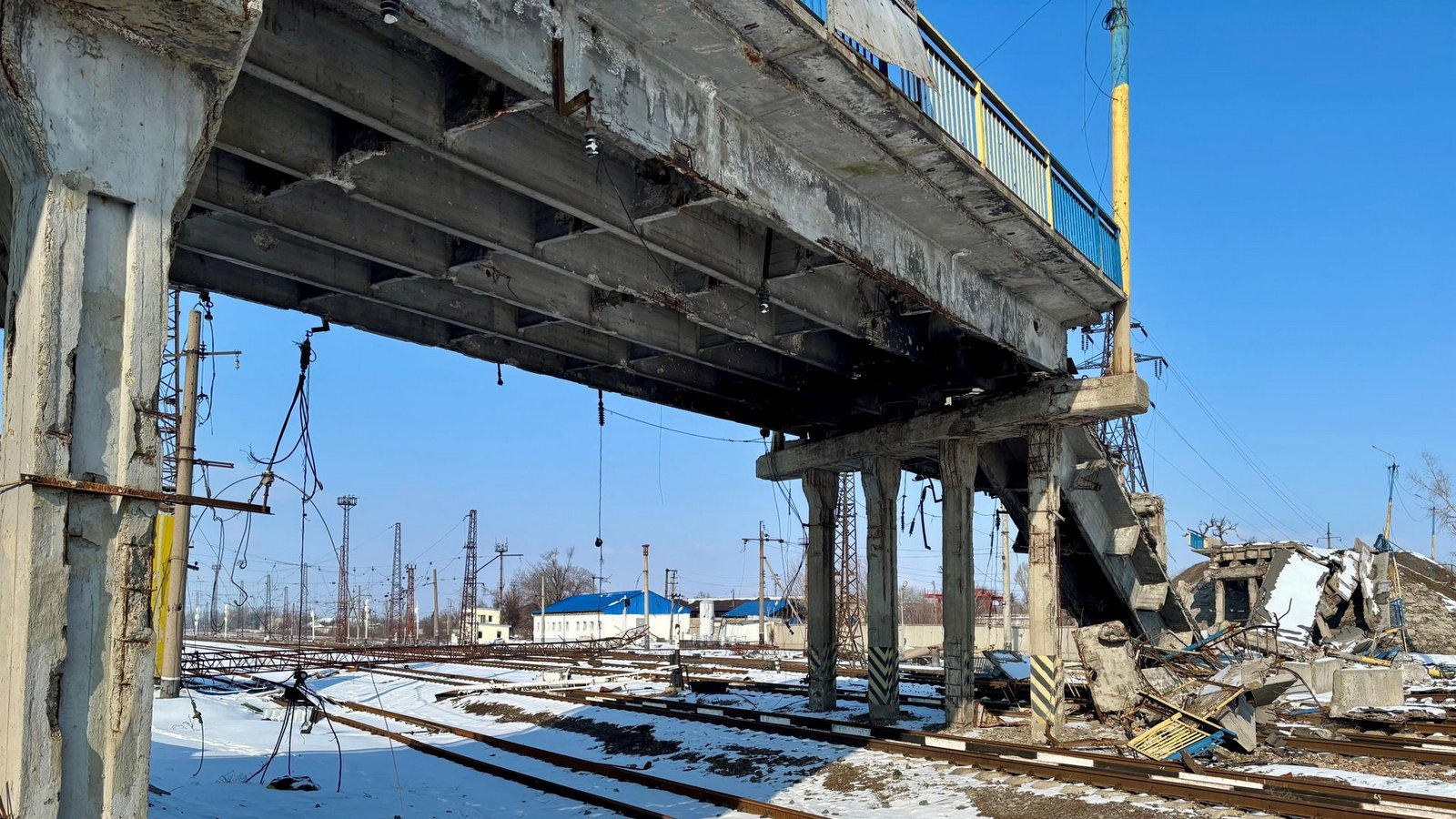 Die Brücken über die aus allen Himmelsrichtungen in den Einbahnknotenpunkt Pokrovsk führenden Einsenbahnlinien wurden durch russischen Artillerie- und Drohnenbeschuss sowie Bombenabwürfe zerstört,Foto: &nbsp;