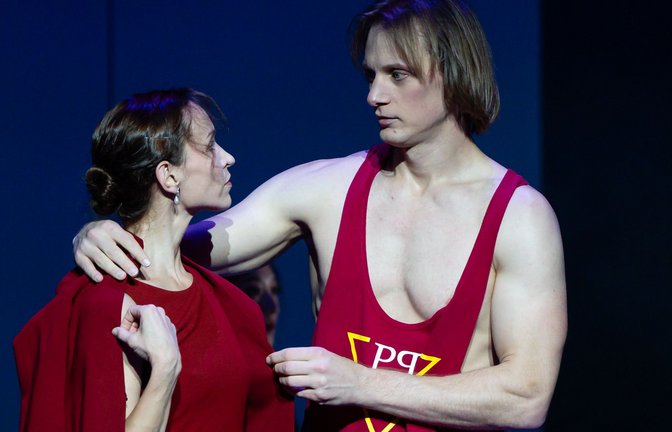 Edvin Revazov tanzt als Gast in Stuttgart. In „Anna Karenina“ spielt er an der Seite von Miriam Kacerova die Rolle des Grafen Wronski, die John Neumeier mit ihm gestaltete.<span class='image-autor'>Foto: Stuttgarter Ballett</span>