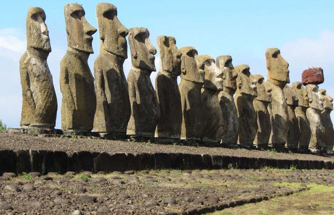 Aufgereiht wie eine Fußballmannschaft stehen die Steinfiguren da. Die Moai sind das touristische Aushängeschild der Osterinsel.<span class='image-autor'>Foto: dpa/Bernd Kubisch</span>
