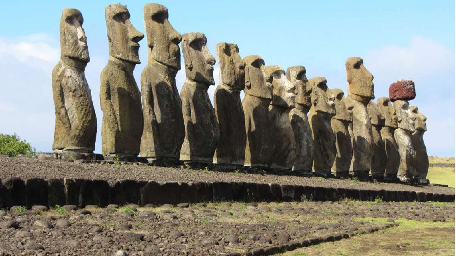 Aufgereiht wie eine Fußballmannschaft stehen die Steinfiguren da. Die Moai sind das touristische Aushängeschild der Osterinsel.Foto: dpa/Bernd Kubisch Aufgereiht wie eine Fußballmannschaft stehen die Steinfiguren da. Die Moai sind das touristische Aushängeschild der Osterinsel.Foto: dpa/Bernd Kubisch