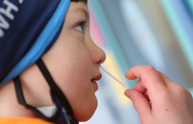Probenahme für einen Selbsttest.<span class='image-autor'>Foto: dpa// Bein</span>