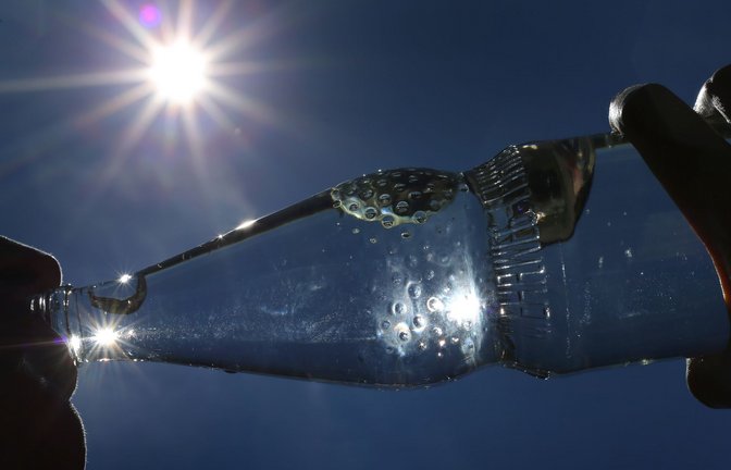 Wenn es heiß ist, setzten die meisten auf Mineralwasser.<span class='image-autor'>Foto: Karl-Josef Hildenbrand/dpa/Karl-Josef Hildenbrand</span>