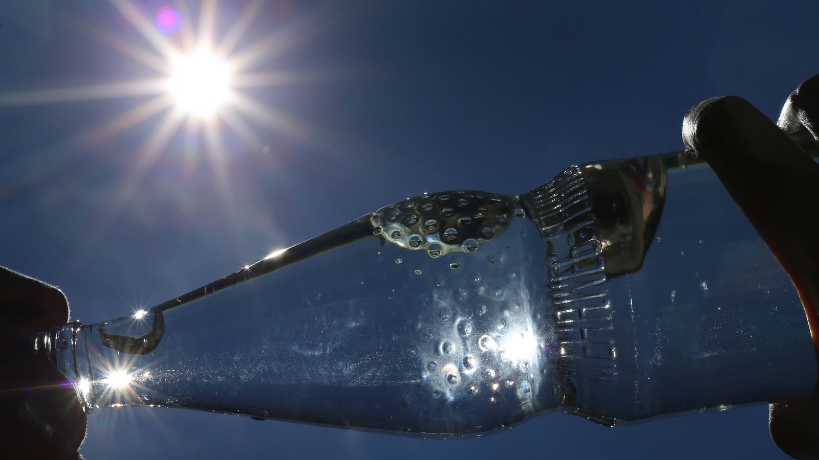 Wenn es heiß ist, setzten die meisten auf Mineralwasser.Foto: Karl-Josef Hildenbrand/dpa/Karl-Josef Hildenbrand Wenn es heiß ist, setzten die meisten auf Mineralwasser.Foto: Karl-Josef Hildenbrand/dpa/Karl-Josef Hildenbrand