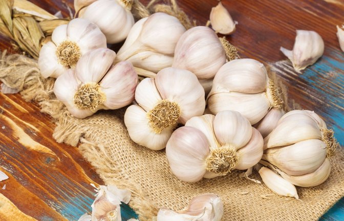 Lecker im Essen, unangenehm an den Fingern: Knoblauch hinterlässt oft einen hartnäckigen Geruch.<span class='image-autor'>Foto: IMAGO/YAY Images/IMAGO/Slast20</span>