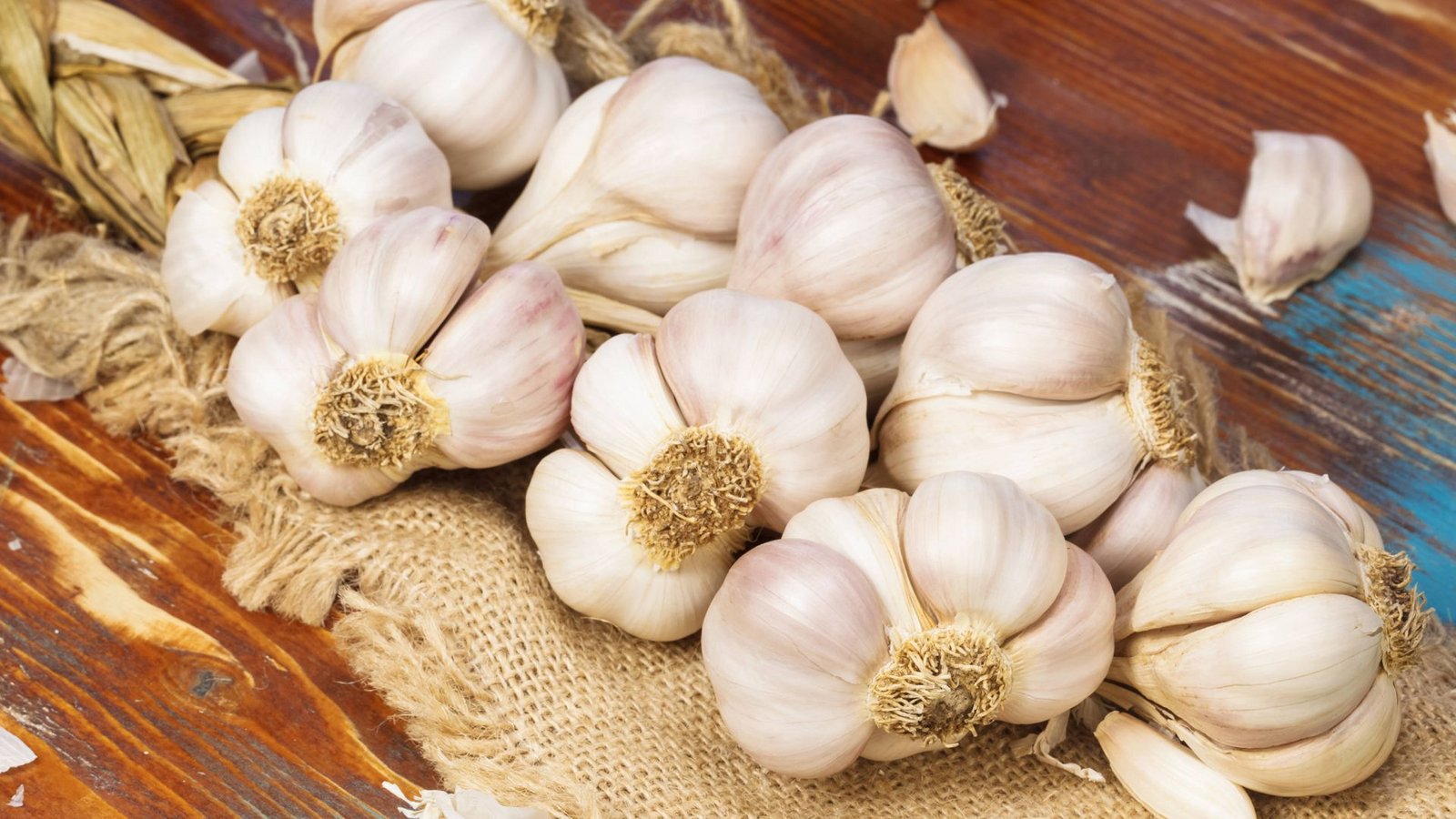 Lecker im Essen, unangenehm an den Fingern: Knoblauch hinterlässt oft einen hartnäckigen Geruch.Foto: IMAGO/YAY Images/IMAGO/Slast20 Lecker im Essen, unangenehm an den Fingern: Knoblauch hinterlässt oft einen hartnäckigen Geruch.Foto: IMAGO/YAY Images/IMAGO/Slast20
