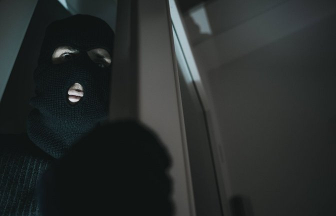 Zwei Männer haben einen Senior in Reutlingen überfallen (Symbolbild).<span class='image-autor'>Foto: IMAGO/Michael Bihlmayer</span>