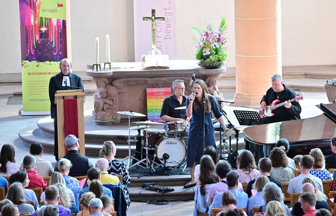 Zum Taylor-Swift-Gottesdienst 2024 kamen zahlreiche Menschen.<span class='image-autor'>Foto: IMAGO/epd/IMAGO/Thomas Lohnes</span>