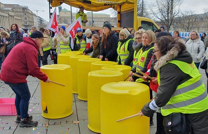 Lautstarker Protest auf dem Schlossplatz: Trommeln für mehr Lohn.<span class='image-autor'>Foto: /Schiermeyer</span>