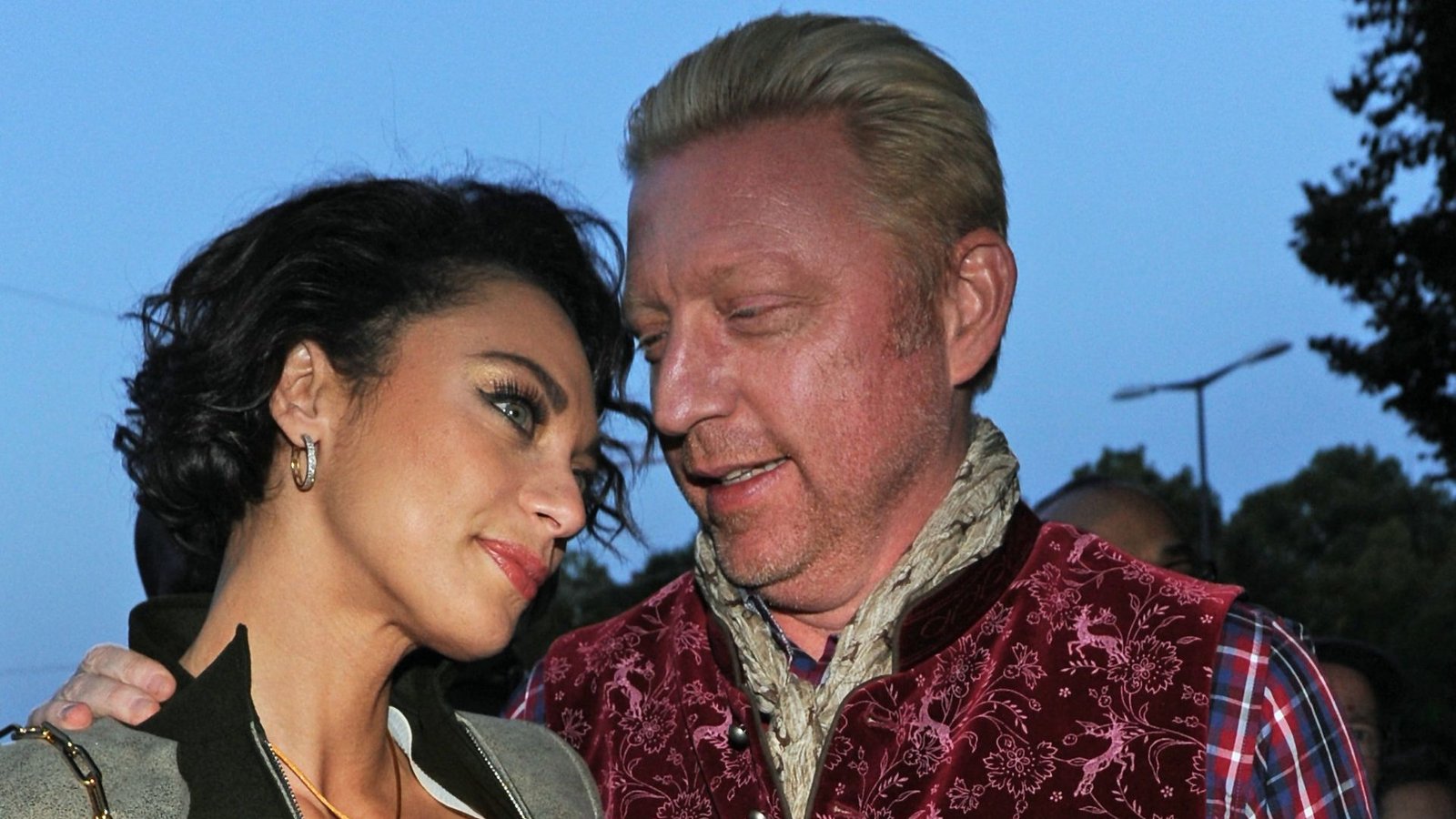Fortan geht es turbulent weiter in Boris Beckers Liebesleben. Beziehungen hat er unter anderem mit Sabrina Setlur und Heydi Núñez Gómez. Von August bis November 2008 ist er mit Alessandra Meyer-Wölden verlobt. Schließlich heiratet er 2009 das niederländische Model Lilly Kerssenberg (siehe Bild). Die Beiden bekommen einen Sohn – Amadeus. Doch auch diese Beziehung ist nicht von Dauer. Das Paar trennt sich 2018.Foto: dpa/Ursula Düren Fortan geht es turbulent weiter in Boris Beckers Liebesleben. Beziehungen hat er unter anderem mit Sabrina Setlur und Heydi Núñez Gómez. Von August bis November 2008 ist er mit Alessandra Meyer-Wölden verlobt. Schließlich heiratet er 2009 das niederländische Model Lilly Kerssenberg (siehe Bild). Die Beiden bekommen einen Sohn – Amadeus. Doch auch diese Beziehung ist nicht von Dauer. Das Paar trennt sich 2018.Foto: dpa/Ursula Düren