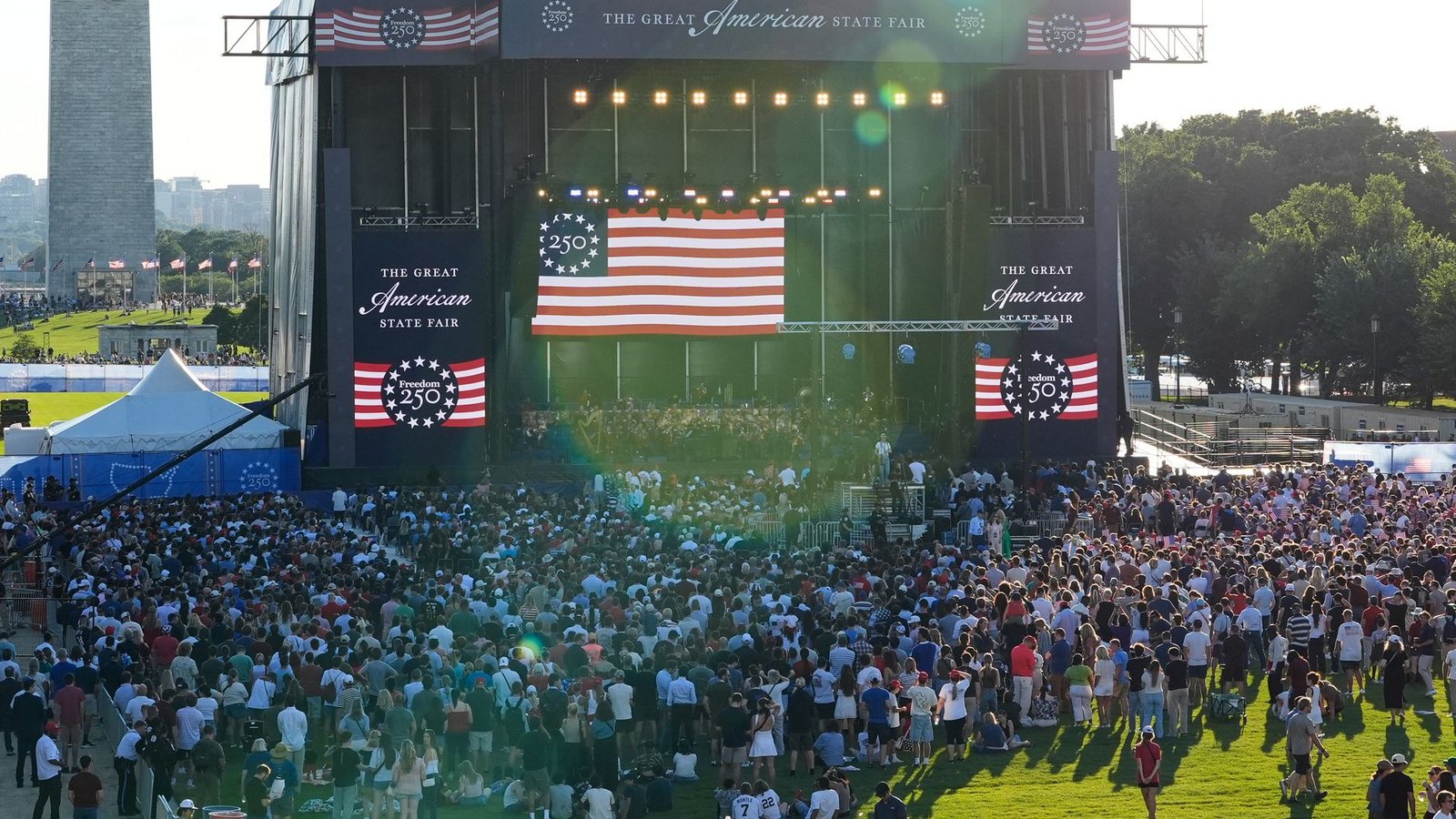 Zahlreiche Gäste versammelten sich zu den Feierlichkeiten im Herzen von Washington.Foto: Jen Golbeck/AP/dpa