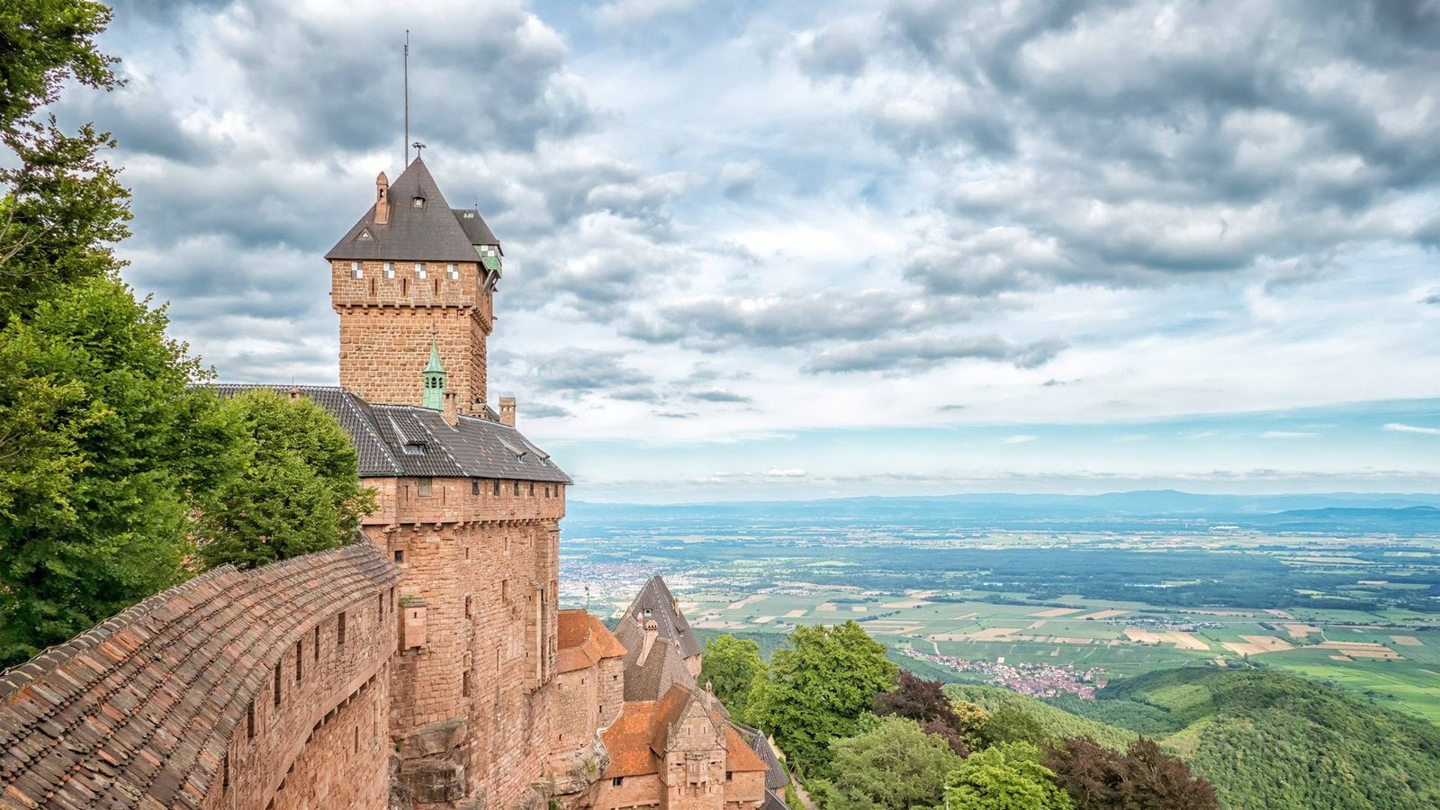 An der Elsässer Weinstraße liegt auch die bekannte Festung Haut-Koeningsbourg oder Hohkönigsburg. Sie ist auf jeden Fall einen Abstecher wert. Die Burg aus Vogesensandstein bietet einen fantastischen Ausblick – bei guter Sicht lässt sich der Turm des Straßburger Münsters erahnen.Foto: imago/blickwinkel/McPHOTO/M. Gann An der Elsässer Weinstraße liegt auch die bekannte Festung Haut-Koeningsbourg oder Hohkönigsburg. Sie ist auf jeden Fall einen Abstecher wert. Die Burg aus Vogesensandstein bietet einen fantastischen Ausblick – bei guter Sicht lässt sich der Turm des Straßburger Münsters erahnen.Foto: imago/blickwinkel/McPHOTO/M. Gann