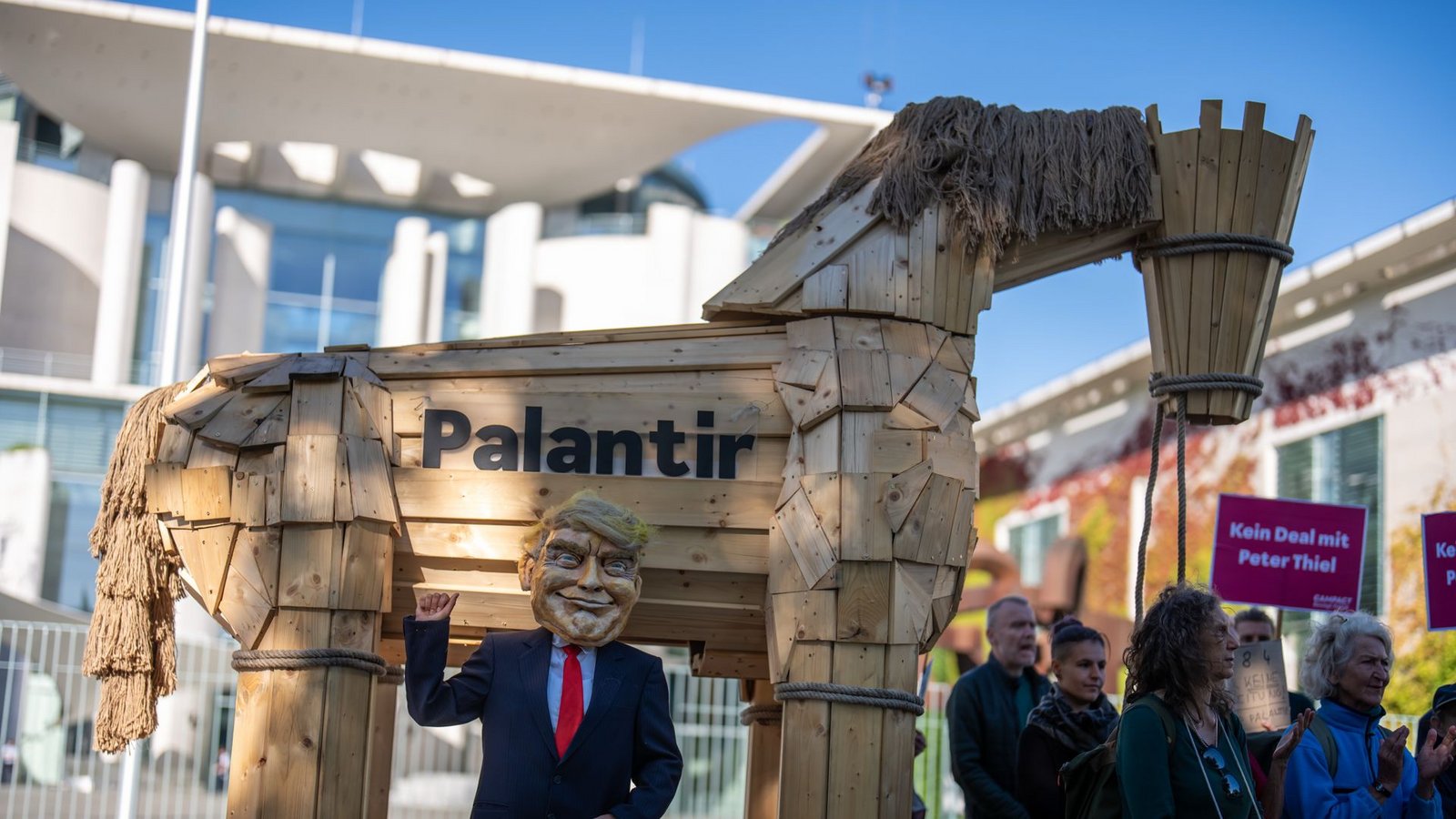 Protest gegen die umstrittene Analysesoftware der Firma Palantir in Berlin: Trojanisches Pferd des Firmengründers, Trump-Unterstützers und Demokratiefeindes Peter Thiel?Foto: dpa Protest gegen die umstrittene Analysesoftware der Firma Palantir in Berlin: Trojanisches Pferd des Firmengründers, Trump-Unterstützers und Demokratiefeindes Peter Thiel?Foto: dpa