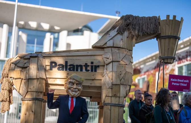 Protest gegen die umstrittene Analysesoftware der Firma Palantir in Berlin: Trojanisches Pferd des Firmengründers, Trump-Unterstützers und Demokratiefeindes Peter Thiel?<span class='image-autor'>Foto: dpa</span>