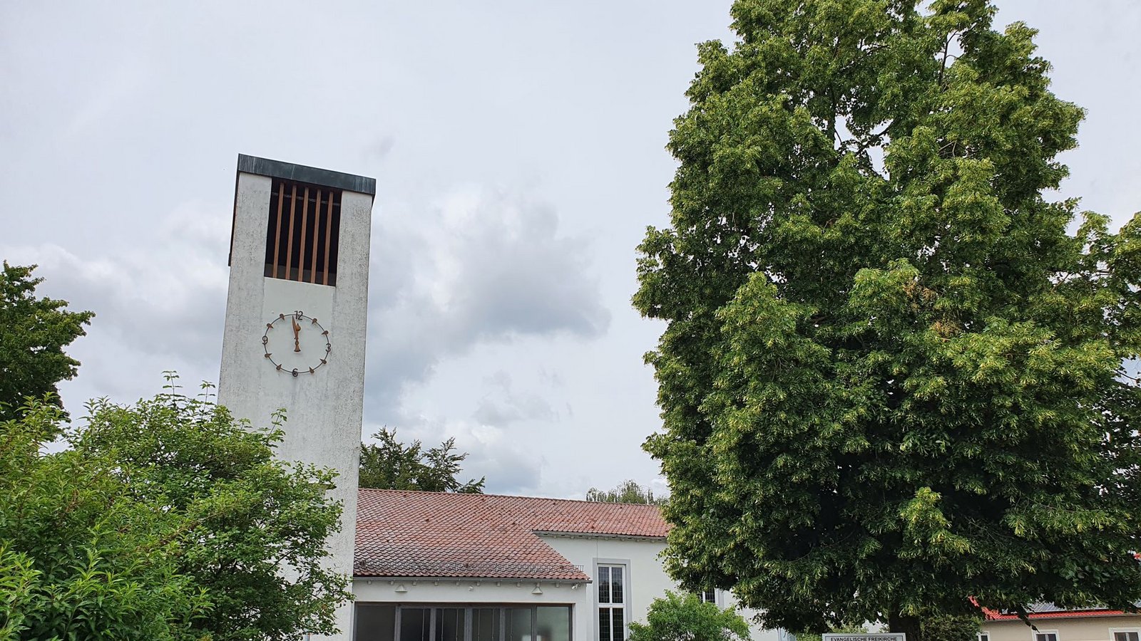 Unter der Woche ist es ruhig rund um die Riedlinger Freikirche, am Sonntag sind die Wohnstraßen zugeparkt.Foto: red/Wein Unter der Woche ist es ruhig rund um die Riedlinger Freikirche, am Sonntag sind die Wohnstraßen zugeparkt.Foto: red/Wein