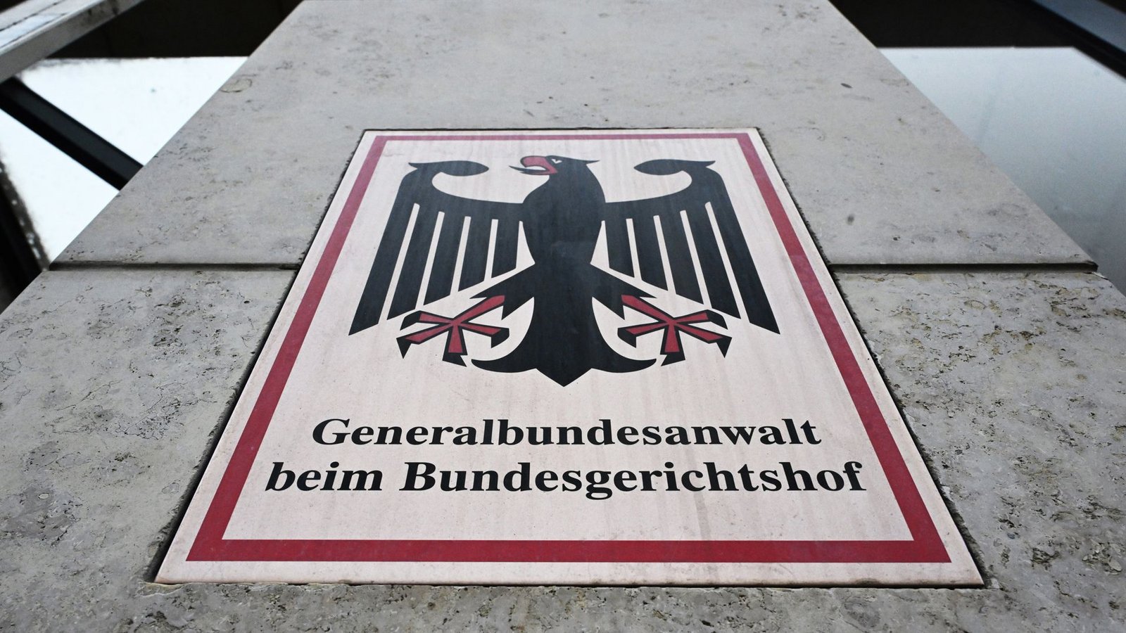 Fünf Verdächtige wurden am frühen Morgen festgenommen. (Symbolbild)Foto: dpa/Uli Deck Fünf Verdächtige wurden am frühen Morgen festgenommen. (Symbolbild)Foto: dpa/Uli Deck