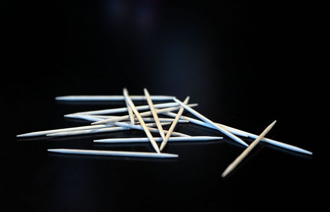 Die Nikotinprodukte sind optisch kaum von normalen Zahnstochern wie diesen zu unterscheiden.  (Symbolbild)<span class='image-autor'>Foto: Pia Bayer/dpa</span>
