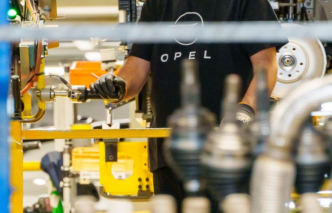 In Rüsselsheim werden auch noch Autos gebaut. Die Entwicklung soll schrumpfen.<span class='image-autor'>Foto: Andreas Arnold/dpa</span>