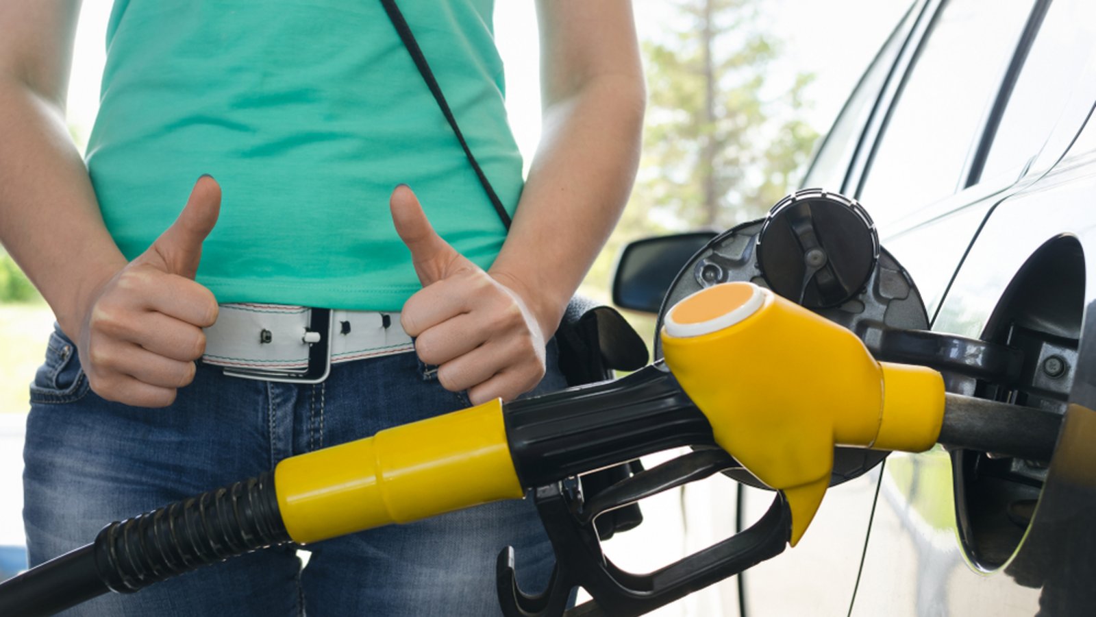 Erfahren Sie, zu welcher Uhrzeit Sie günstig tanken & worauf Sie noch achten sollten, um beim Tanken zu sparen.Foto: n_defender / Shutterstock.com Erfahren Sie, zu welcher Uhrzeit Sie günstig tanken & worauf Sie noch achten sollten, um beim Tanken zu sparen.Foto: n_defender / Shutterstock.com