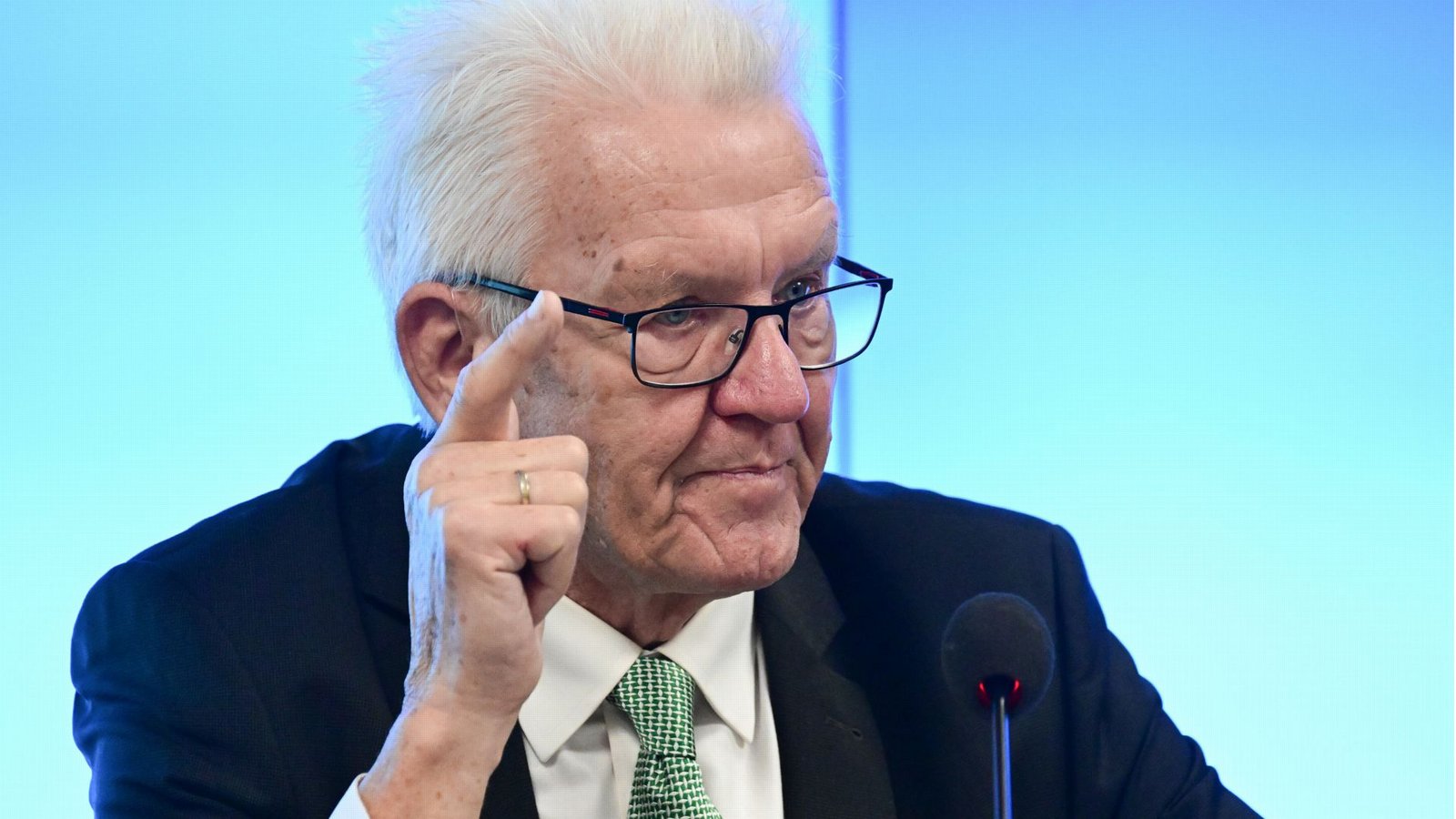 Er selber genießt noch viel Zustimmung bei den Bürgern, seine Partei nicht mehr: Ministerpräsident Winfried Kretschmann.Foto: dpa/Bernd Weißbrod Er selber genießt noch viel Zustimmung bei den Bürgern, seine Partei nicht mehr: Ministerpräsident Winfried Kretschmann.Foto: dpa/Bernd Weißbrod