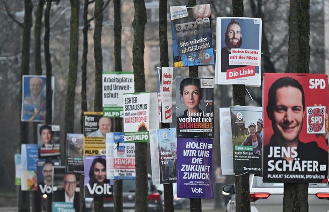 Plakate zur Bundestagswahl – Parteien versuchen über viele Medien von sich zu überzeugen, auch Wahlwerbespots bleiben wichtig.<span class='image-autor'>Foto: dpa/Bernd Weißbrod</span>